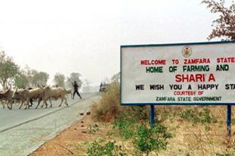 Papan penunjuk batas wilayah negara bagian Zamfara, Nigeria yang menerapkan syariah Islam.