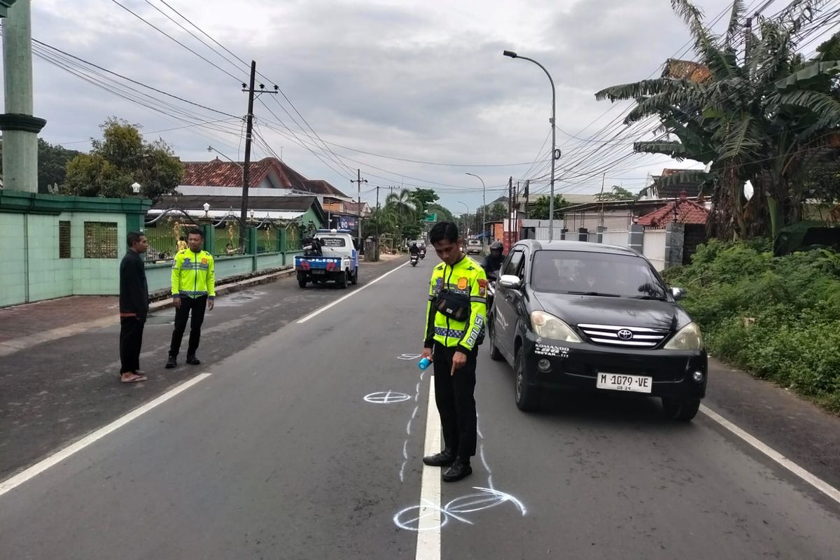 Petugas kepolisian Polres Sumenep, Jawa Timur, melakukan olah TKP dan menandai lokasi laka lantas yang mengakibatkan korban meninggal. 
