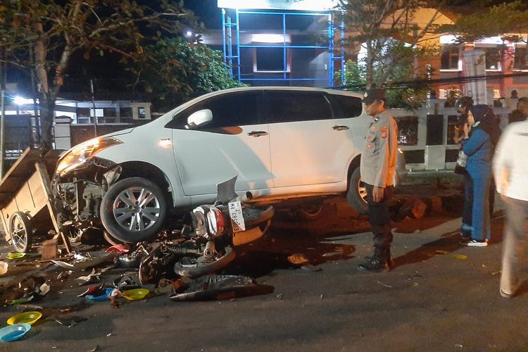 Remaja 16 Tahun Bawa Mobil Tabrak 2 Motor dan Hancurkan Angkringan di Indramayu