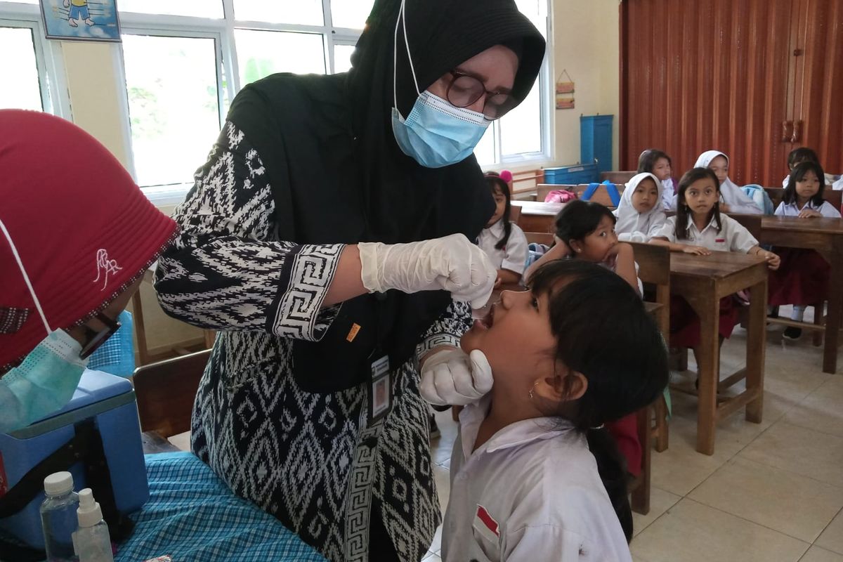 Seorang siswi SD Negeri Sidomulyo 1 menerima tetesan imunisasi polio