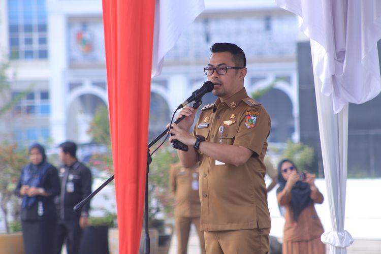 Pj Wali Kota Pekanbaru Risnandar Mahiwa terlihat mempimpin apel pagi di Lapangan Gedung Utama Kompleks Perkantoran Tenayan Raya, Senin (21/10/2024).