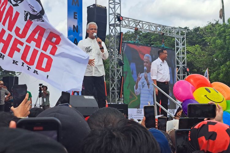 Calon presiden nomor urut 3 Ganjar Pranowo saat berkampanye di Balikpapan, Selasa (6/2/2024).