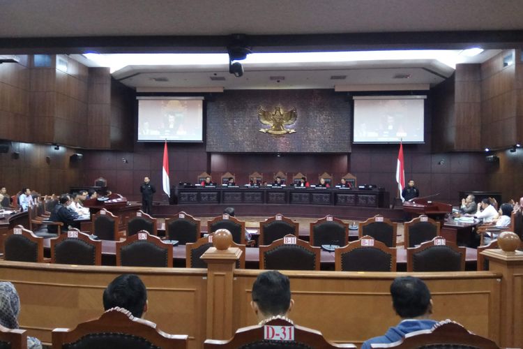 Wakil Ketua MK, Anwar Usman, memimpin sidang sidang uji materi terkait hak angket. Sidang digelar di MK, Jakarta Pusat, Senin (13/9/2017). Pada sidang kali ini, Anwar menjadi pimpinan sidang karena ketua MK, Arief Hidayat, tidak hadir.