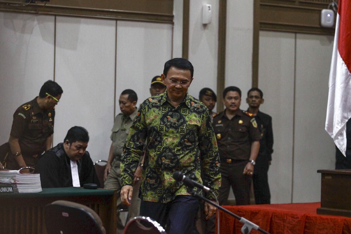 Terdakwa kasus dugaan penodaan agama Basuki Tjahaja Purnama atau Ahok mengikuti sidang lanjutan di Auditorium Kementerian Pertanian, Jakarta, Kamis (20/4/2017). Dalam sidang yang beragendakan pembacaan tuntutan itu, Jaksa Penuntut Umum (JPU) menyatakan Ahok bersalah dan dipidana penjara 1 tahun.