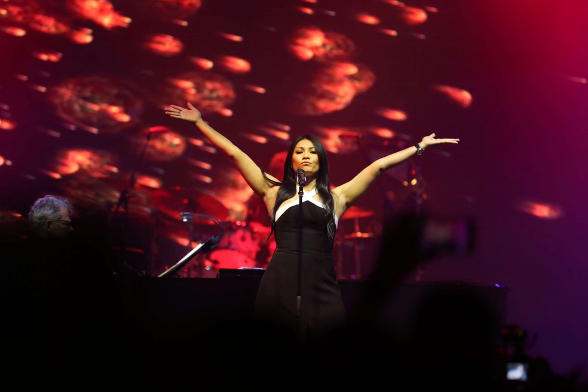 Anggun saat tampil dalam konser David Foster di Dyandra Convention Center, Surabaya, Jawa Timur, Rabu Kamis (22/03/2018). Konser bertajuk Hitman David Foster And Friends ini menggandeng sejumlah penyanyi Internasional dan Indonesia yaitu Brian McKnight, Anggun, Yura Yunita, Sandhy Sandoro dan Dira Sugandi.