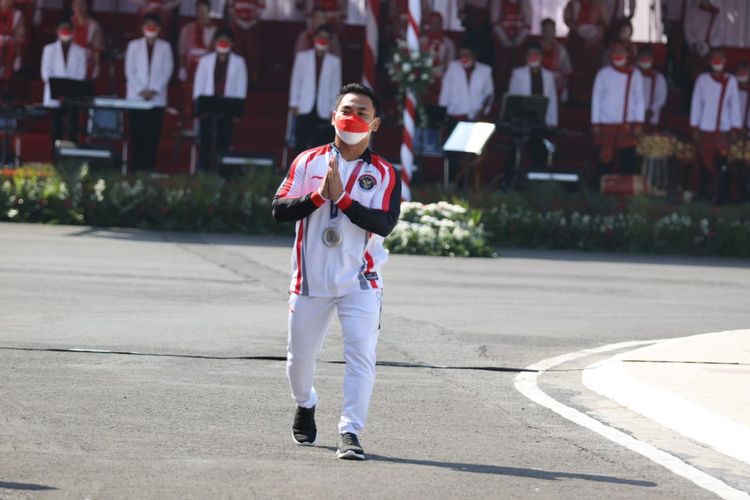 Lifter yang memperoleh medali perak untuk Indonesia pada Olimpiade Tokyo, Eko Yuli saat mengikuti upacara memperingati HUT Kemerdekaan RI ke-76 sekaligus menerima lencara dan bonus dari Gubernur Jawa Timur Khofifah Indar Parawansa di Gedung Grahadi Surabaya, Jawa Timur, Selasa (17/8/2021) pagi.