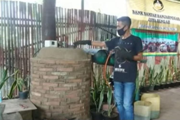 Tangkapan layar proses pengolahan sampah plastik menjadi BBM saat webinar Asosiasi Klaster Indonesia seri 55, Sabtu (28/1/2023) malam. 