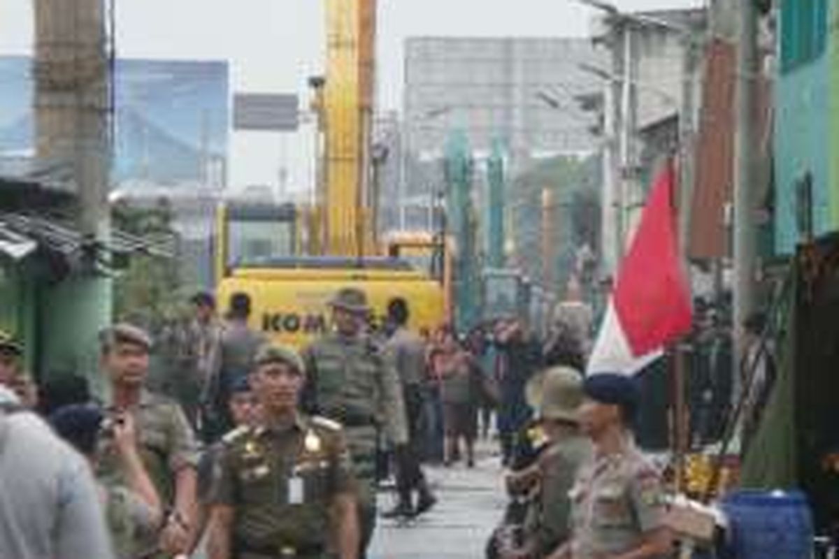 Pemandangan di dalam Jalan Kepanduan II, Kalijodo dihari rencana berlangsungnya eksekusi pembongkaran. Senin (29/2/2016)