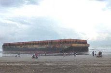 Dihantam Ombak, Kapal Tongkang Batu Bara Terdampar di Pantai Cilacap