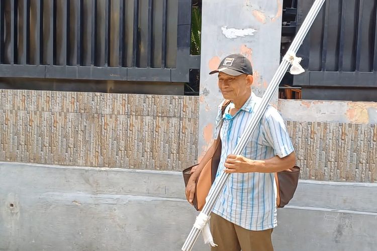 Seorang pedagang gorden keliling bernama Udin (75) saat ditemui Kompas.com di Masjid Al Barkah, Ciganjur, Jagakarsa, Jakarta Selatan, Selasa (10/10/2023). 