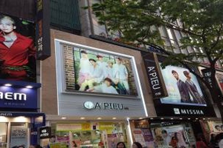 Pusat belanja kosmetik di Myeongdong, Seoul, Korea Selatan