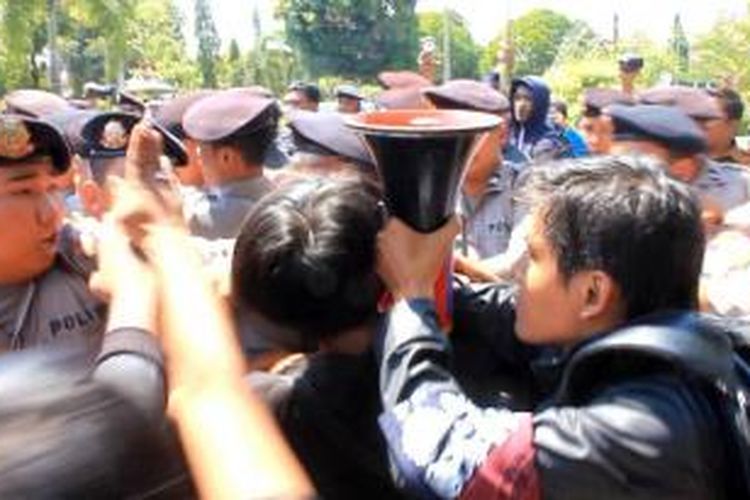 Puluhan aktivis mahasiswa Unswagati Cirebon berunjuk rasa di kompleks perkantoran Kabupaten CIrebon, Senin (15/9/2014) siang. Mereka menuntut pertanggungjawaban kepemimpinan anggota DPRD lama dan meminta perbaikan pada anggota DPRD baru.