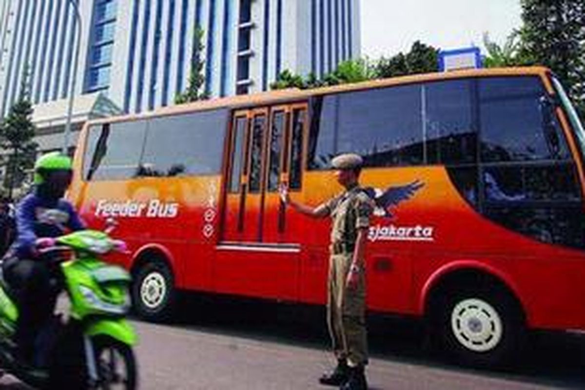 Pengoperasian bus pengumpan transjakarta, dengan tampilan seperti bus transjakarta dalam ukuran yang lebih kecil, diresmikan di depan kantor Wali Kota Jakarta Barat, Jakarta, Rabu (28/9/2011). Tiga rute feeder bus transjakarta ini terintegrasi dengan koridor lain yang telah beroperasi, yaitu rute 1 (Sentra Primer Barat-Daan Mogot), rute 2 (Tanah Abang-Balaikota), dan rute 3 (SCBD-Senayan).