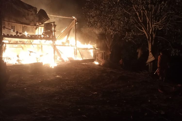 Kebakaran rumah warga Desa Aji Kuning Pulau Sebatik, Nunukan, Kaltara, Kamis (2/5/2024) malam