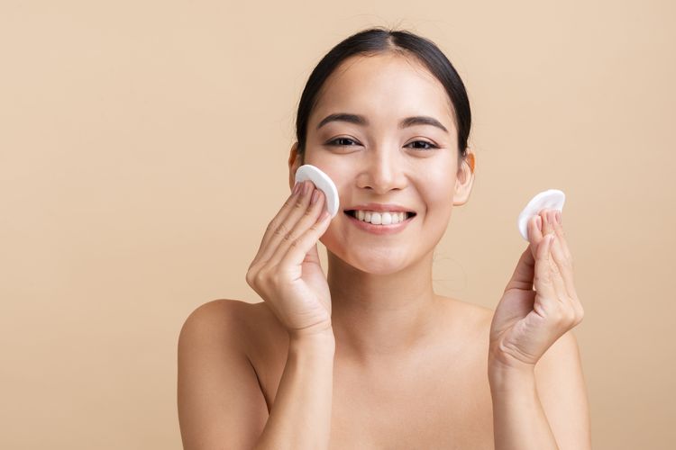 Ilustrasi melakukan double cleansing, produk skincare yang sebaiknya dipakai saat puasa