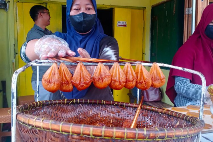 Burayot yang sudah matang ditiriskan dengan cara digantung