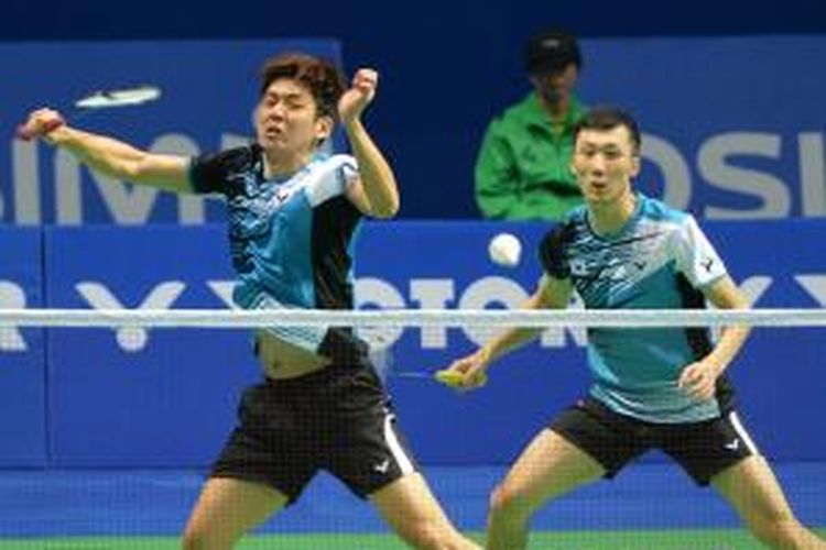 Pebulu tangkis Korea, Lee Yong-dae (kiri) dan Yoo Yeon Seong melakukan serangan terhadap ganda Jepang, Hiroyuki Endo/Kenichi Hayakawa pada babak semifinal China Open Superseries Premier 2013, Sabtu (16/11/2013). Ko/Soo menang 21-19, 19-21, 21-11.