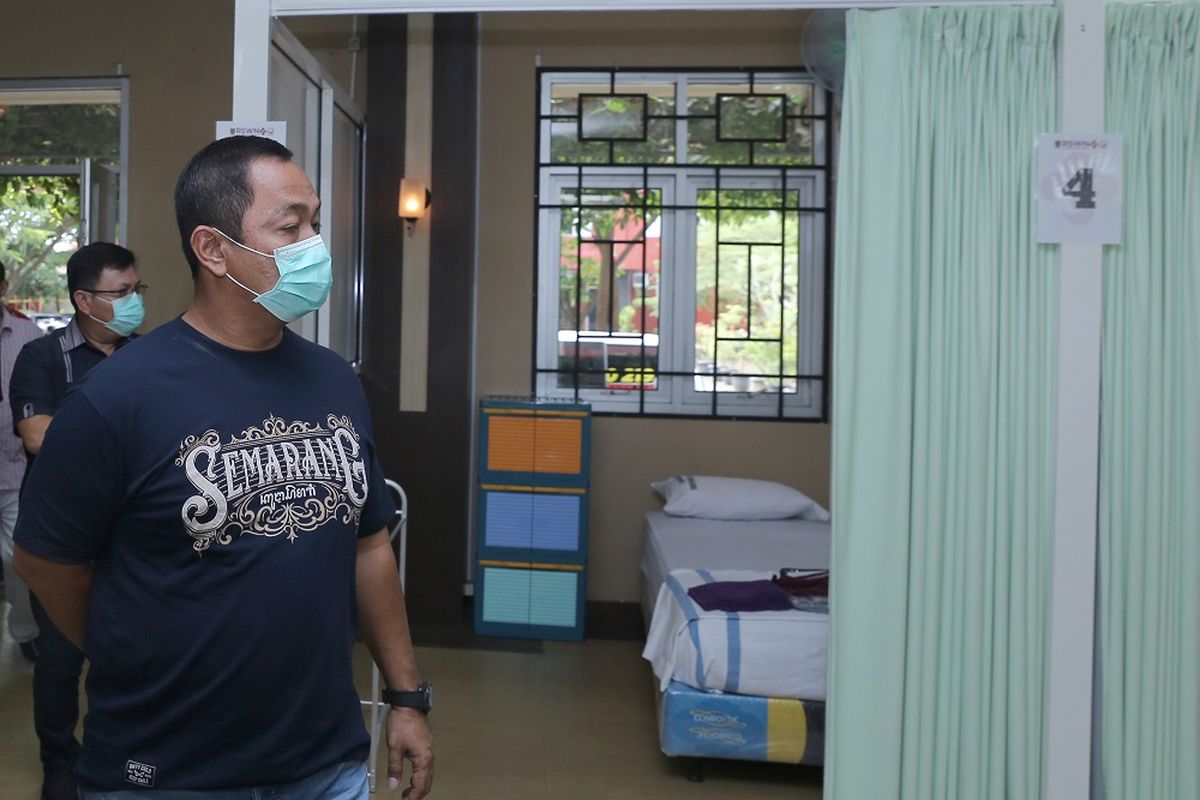 Wali Kota Semarang Hendrar Prihadi saat meninjau pembangunan kamar isolasi di rumah dinasnya, Minggu (29/3/2020).
