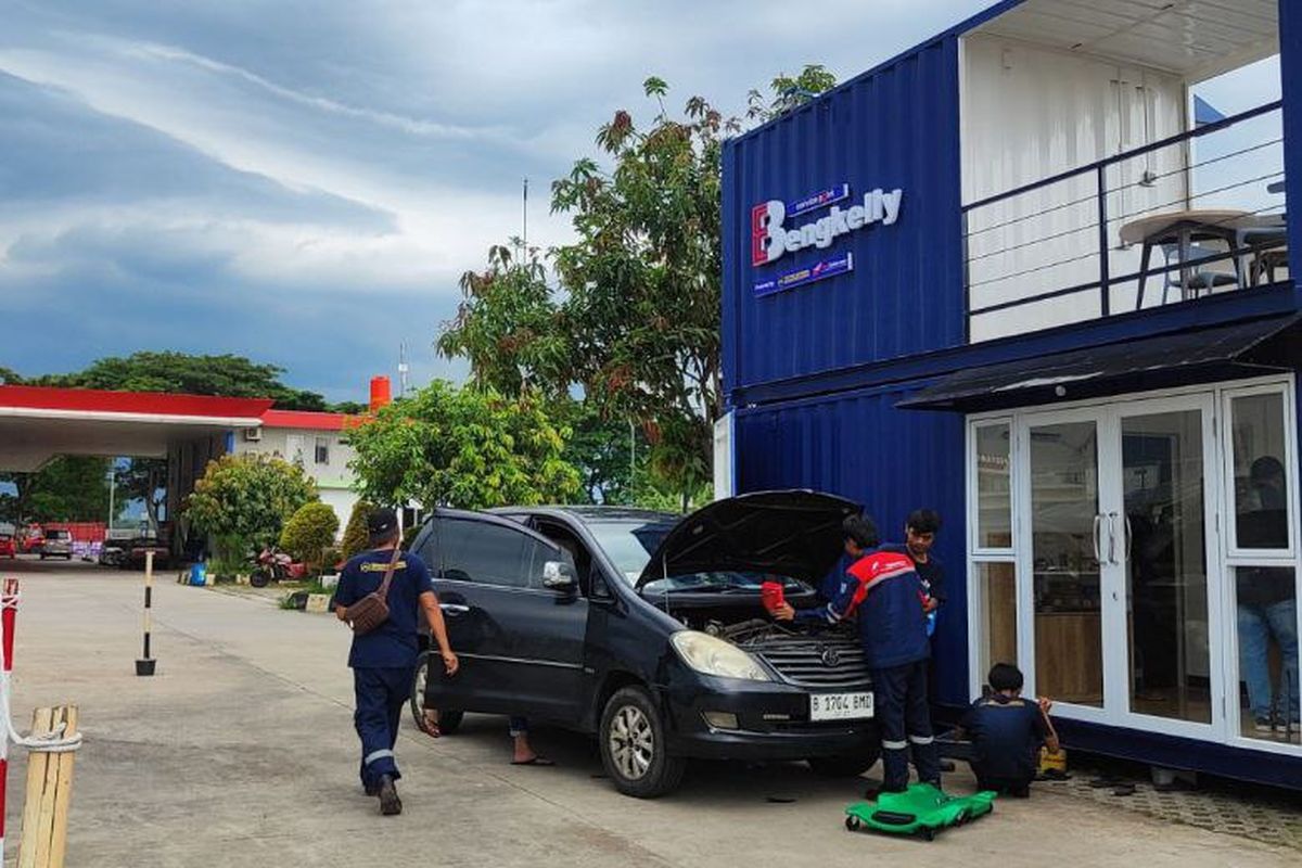 Bengkelly adalah sebuah bengkel mobil yang terletak di rest area sepanjang Tol Trans Jawa.