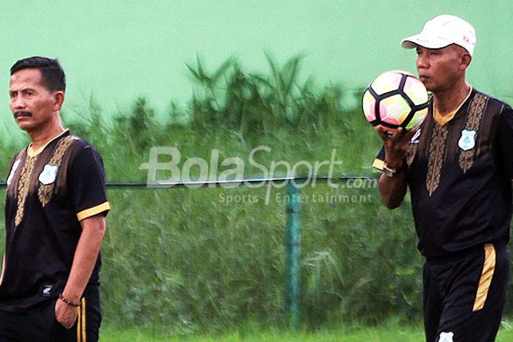 Pelatih PSMS Medan, Djadjang Nurdjaman (kiri) didampingi asisten pelatih, Suharto AD, dalam latihan tim di Stadion Kebun Bunga, Kamis (24/5/2018) sore. 