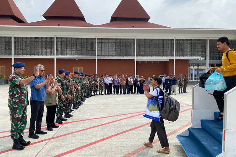 Warga Negara Indonesia (WNI) tiba di Indonesia pada Senin (1/5/2023). Kepulangan WNI tersebut merupakan evakuasi tahap ketiga yang dilakukan pemerintah Indonesia menyusul adanya konflik di Sudan sejak pertengahan April 2023.