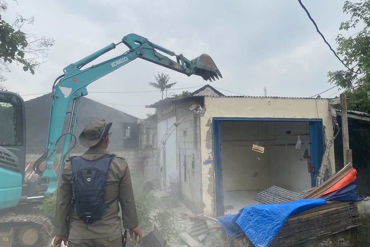 Sebanyak 50 bangunan liar di sepanjang Jalan Kong Isah, Kampung Gabus, Desa Srimukti, Tambun Utara, Kabupaten Bekasi, dibongkar pada Rabu (19/5/2025).