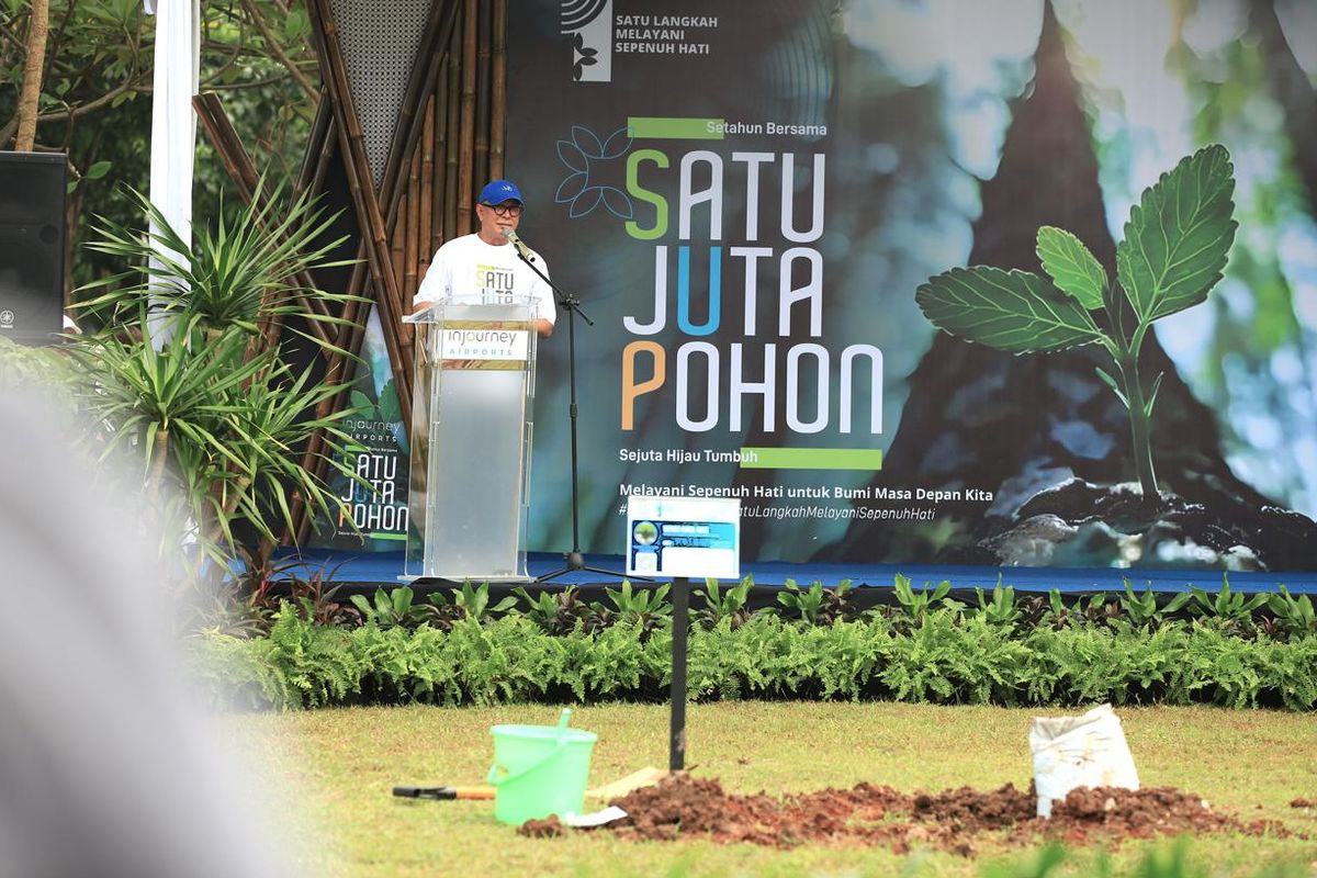 Direktur Utama InJourney Airports Mohammad R Pahlevi saat menghadiri penanaman pohon secara simbolis di Taman Seulawah yang terletak di Terminal 3 Bandara Soekarno-Hatta.
