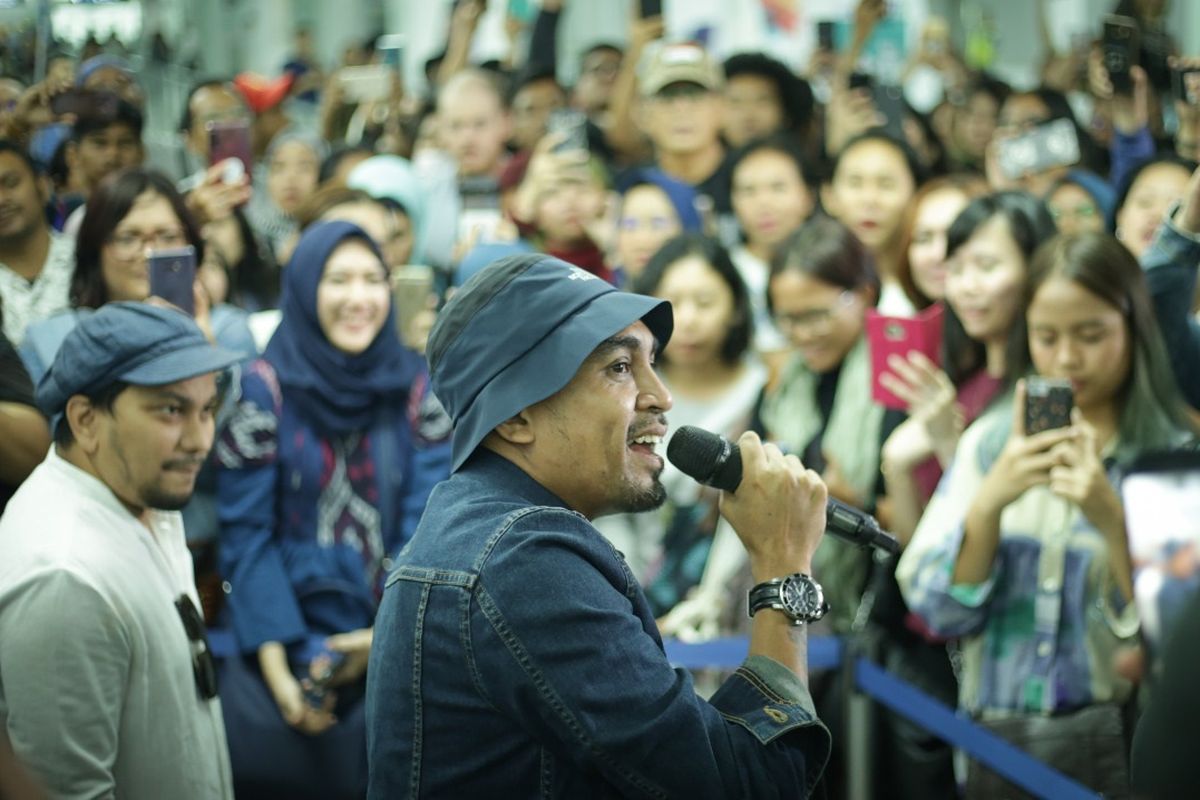 Glenn Fredly dan Tompi ngamen di Stasiun MRT Bundaran HI, Jakarta Pusat, Jumat (21/6/2019) malam.