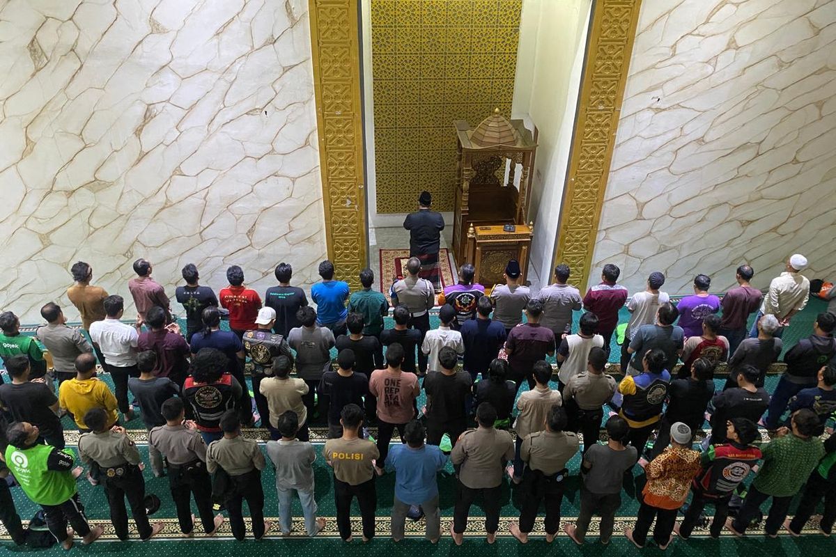 Ratusan ojol dan polisi gelar shalat gaib bersama untuk Affan di Poles Bogor