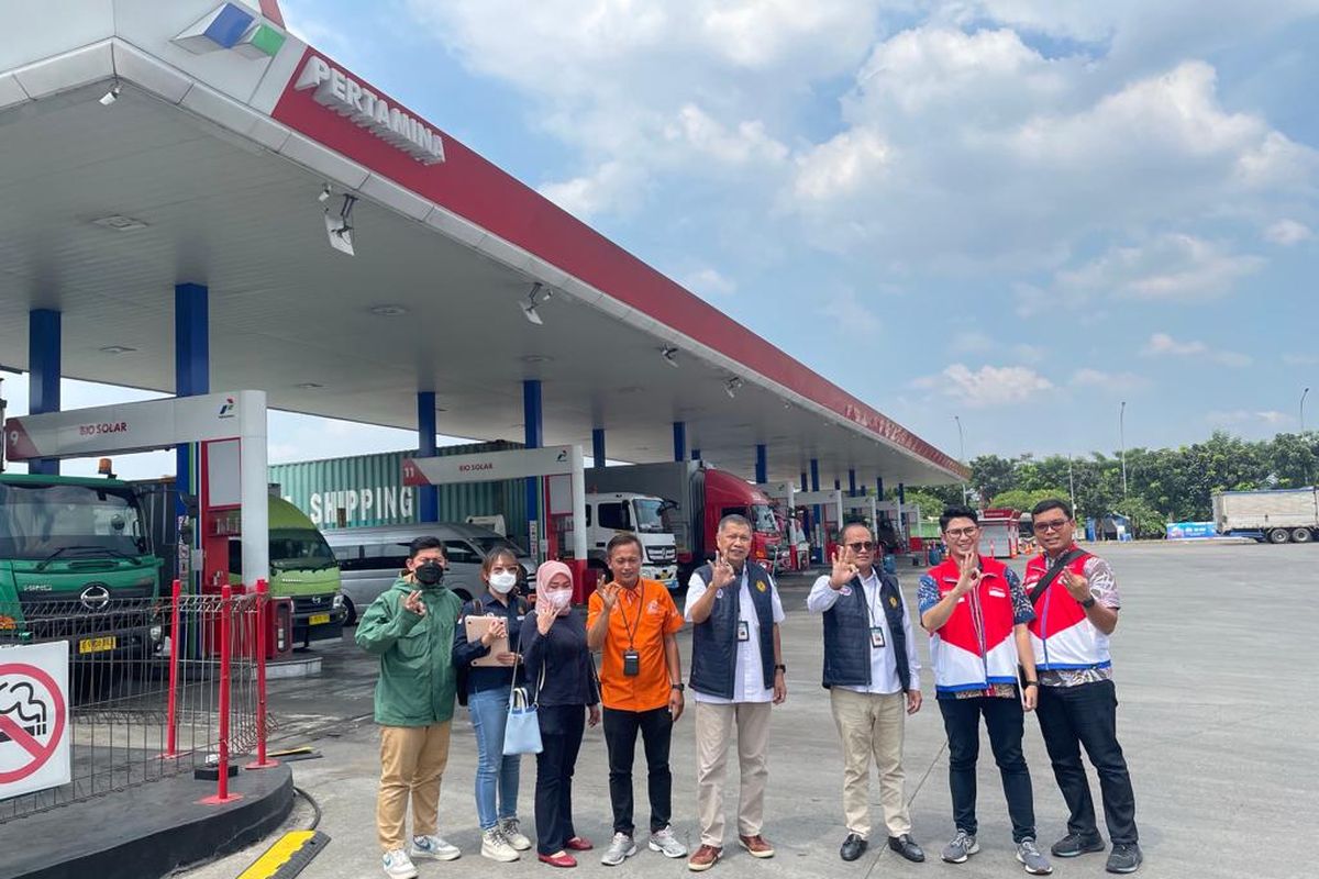 Anggota Komite BPH Migas mengecek stok dan distribusi BBM di SPBU dan TBBM Cikampek, Jawa Barat, Rabu (12/4/2023).