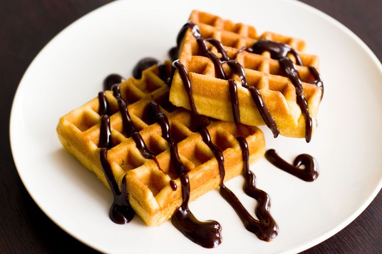 ilustrasi waffle saus cokelat. 