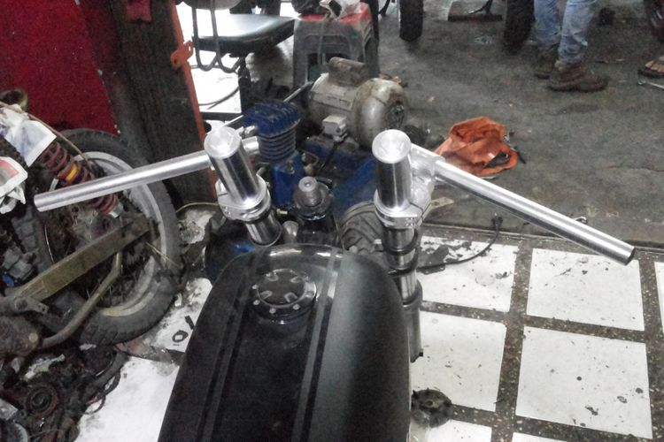 Model setang dari salah satu sepeda motor modifikasi bergaya retro caferacer di bengkel Clacustique, Depok, Senin (19/2/2018).