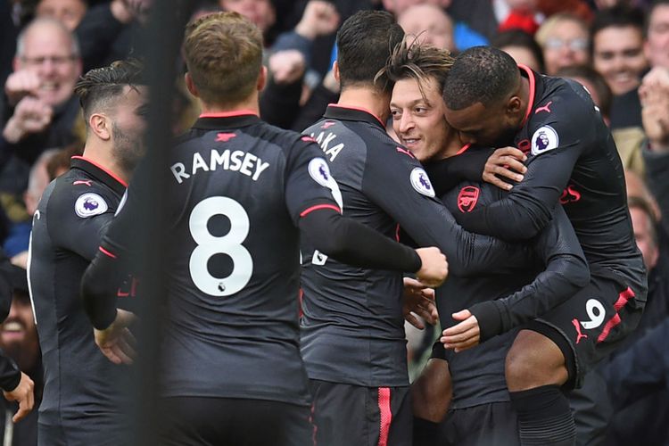 Para pemain Arsenal merayakan gol Mesut Oezil ke gawang Everton pada pertandingan Premier League di Stadion Goodison Park, Minggu (22/10/2017).