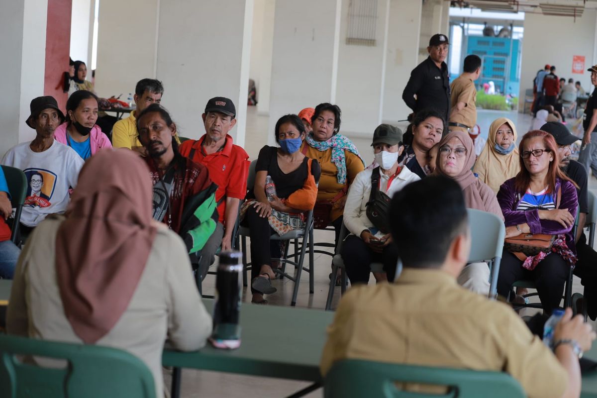 Sejumlah warga eks Kampung Bayam akhirnya menjalani undian unit di Rusunawa Nagrak setelah sepakat direlokasi dari tenda yang berdiri di depan Jakarta International Stadium (JIS) pada Selasa (26/9/2023). 