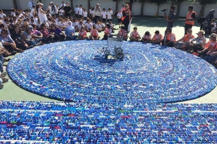 Murid-murid dan staf di sebuah sekolah di Jeddah, Saudi Arabia, menciptakan rekor baru untuk rantai dari tutup botol plastik bekas sepanjang 2,73 kilometer.  