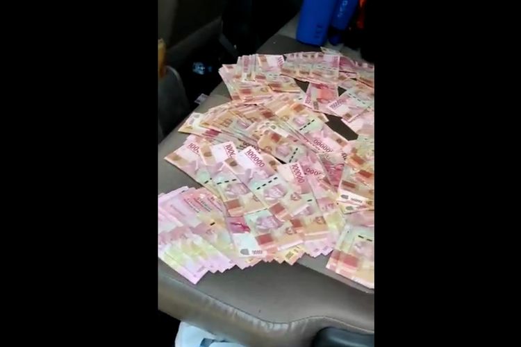 Tangkapan layar video yang menayangkan adanya uang berserakan di dalam mobil salah satu Paslon di Pilkada Kabupaten Mojokerto, Jawa Timur.