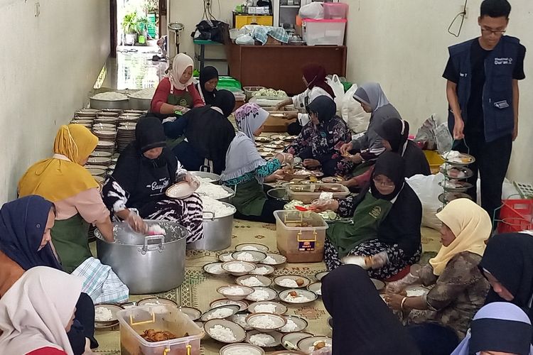 Suasana saat relawan masjid Jogikariyan menyiapkan 3.500 menu takjil, Selasa (12/4/2024)