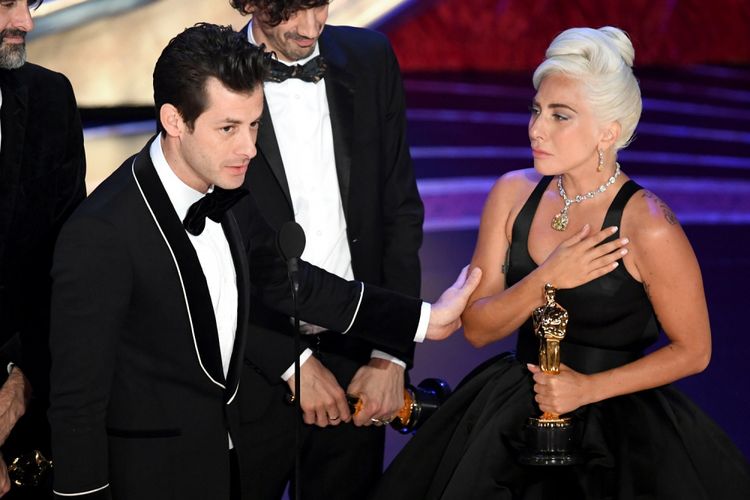 HOLLYWOOD, CALIFORNIA - FEBRUARY 24: (L-R) Mark Ronson and Lady Gaga accept he Music (Original Song) award for Shallow from A Star Is Born onstage during the 91st Annual Academy Awards at Dolby Theatre on February 24, 2019 in Hollywood, California.   Kevin Winter/Getty Images/AFP