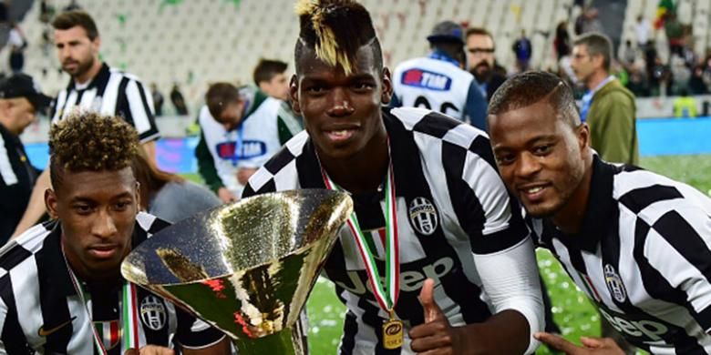 Trio Perancis Juventus, Kingsley Coman, Paul Pogba, dan Patrice Evra memamerkan trofi juara, Sabtu (23/5/2015). 