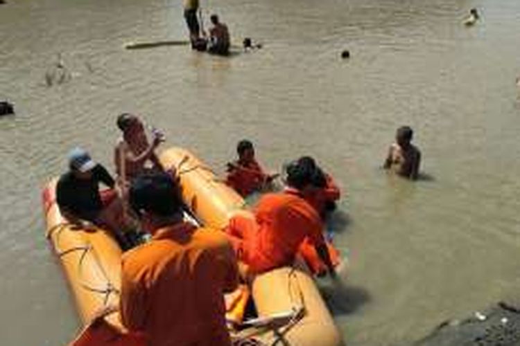 Personel Basarnas menyisir Sungai Pamali untuk mencari tujuh santri yang terseret arus sungai saat mencuci daging kurban, Senin (12/9/2016). 