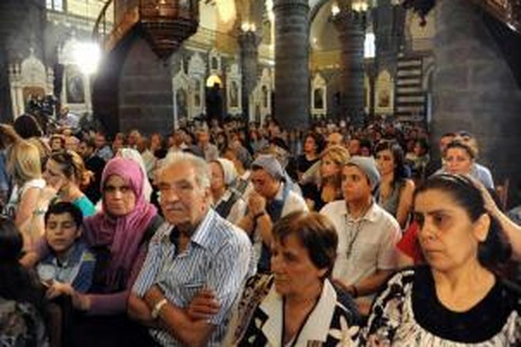 Umat Kristen Suriah berdoa untuk perdamaian di Lady of Dormition, Katedral Melkite Greek Catholic di Kota Tua Damaskus 7 September 2013. Paus Fransiskus menyerukan kepada dunia agar puasa dan doa bersama untuk perdamaian Suriah dan menolak intervensi militer.