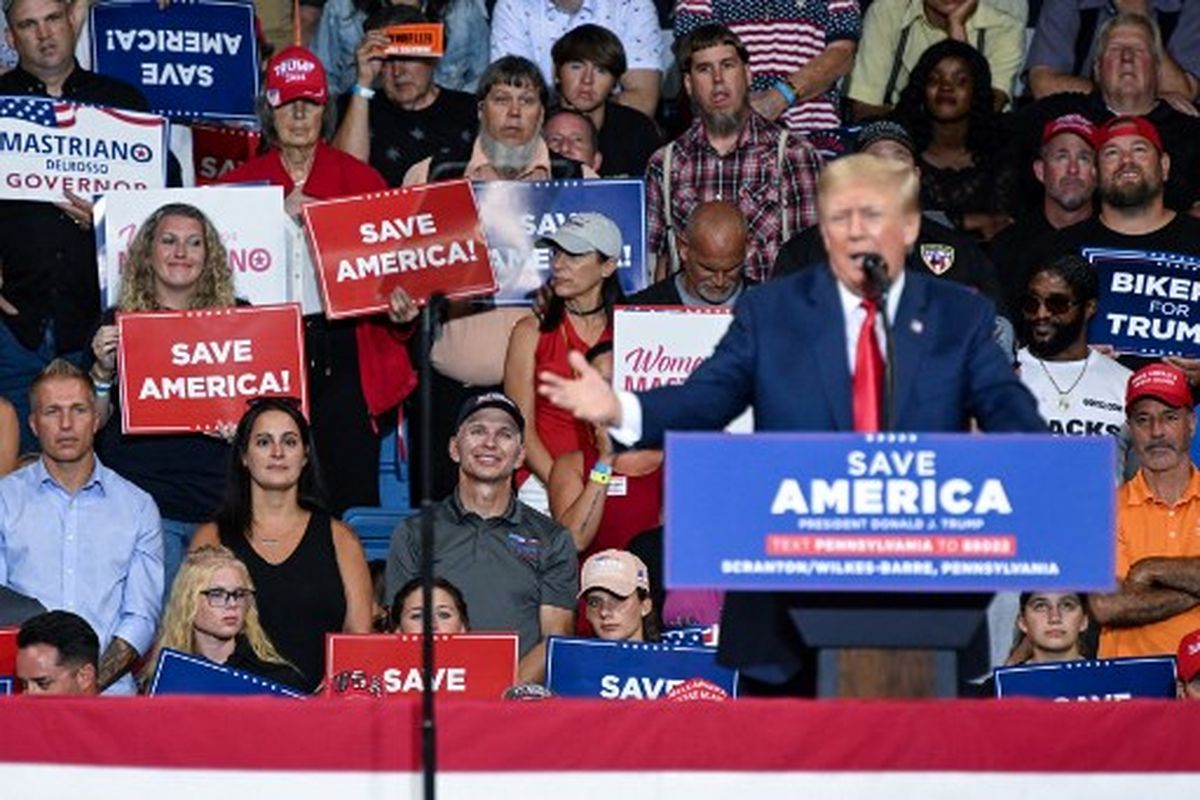 Pendukung mendengarkan ketika mantan Presiden AS Donald Trump berbicara selama kampanye untuk mendukung Doug Mastriano untuk Gubernur Pennsylvania dan Mehmet Oz untuk Senat AS di Mohegan Sun Arena di Wilkes-Barre, Pennsylvania pada 3 September 2022. Dalam kesempatan itu, Trump juga menyebut Biden sebagai musuh negara.