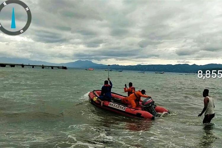 SAR teams in East Nusa Tenggara Province rescue passengers off the Empat Bersaudara Motorboat Ferry after the vessel capsized off Ende Island on Saturday (3/4/2021)