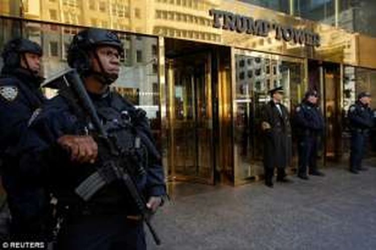 Aparat kepolisian menjaga ketat Trump Tower di New York yang merupakan tempat tinggal sekaligus kantor presiden terpilih Donald Trump.