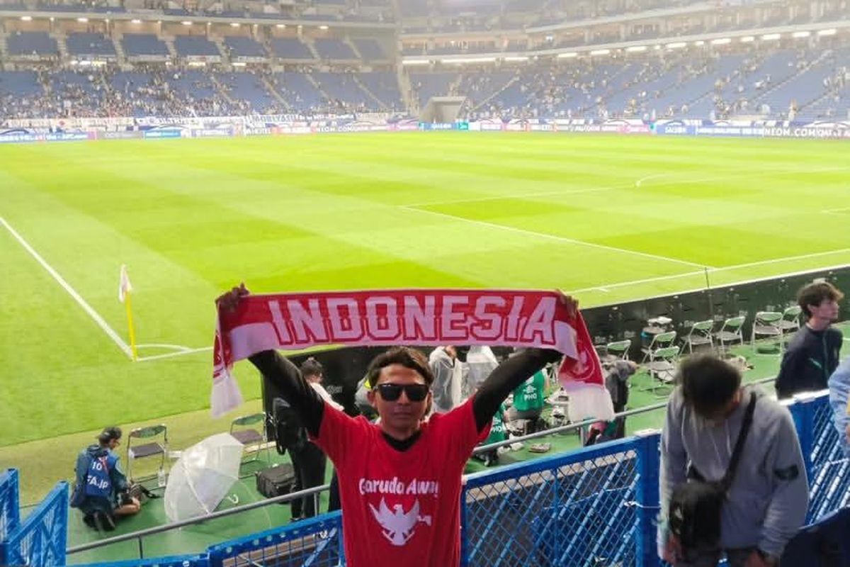 M Ridho Ilyasa, seorang suporter timnas Indonesia asal Banyuwangi saat menyaksikan laga pemungkas putaran ketiga Kualifikasi Piala Dunia 2026 Zona Asia melawan tuan rumah Jepang yang berakhir dengan skor 6-0 di Suita City Stadium Osaka, Selasa (10/6/2025) malam.