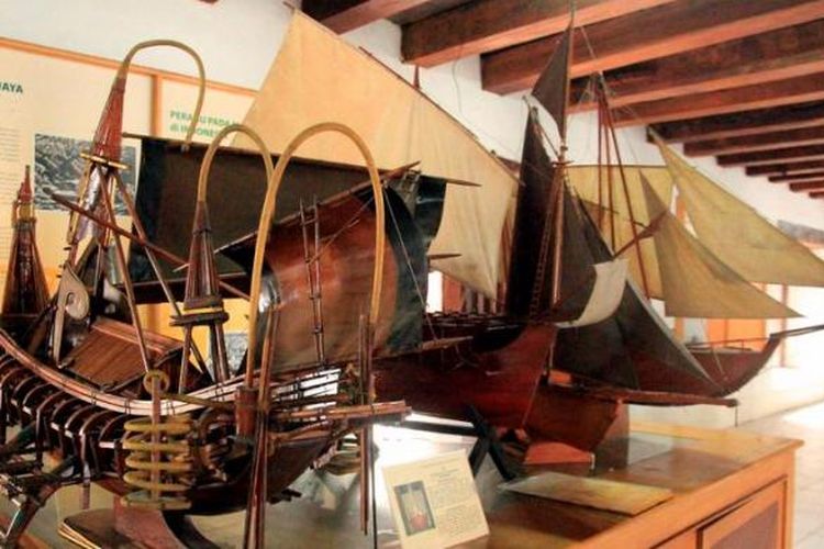 Miniatur perahu mengisi salah satu sudut ruang pamer Museum Bahari di Jalan Pasar Ikan 1 Penjaringan, Jakarta Utara, Rabu (30/1/2013). Hasil registrasi ulang tahun 2011-2012, museum tersebut memiliki 768 koleksi. Sekitar 200 item di antaranya adalah benda asli dan sisanya berupa miniatur atau replika.

