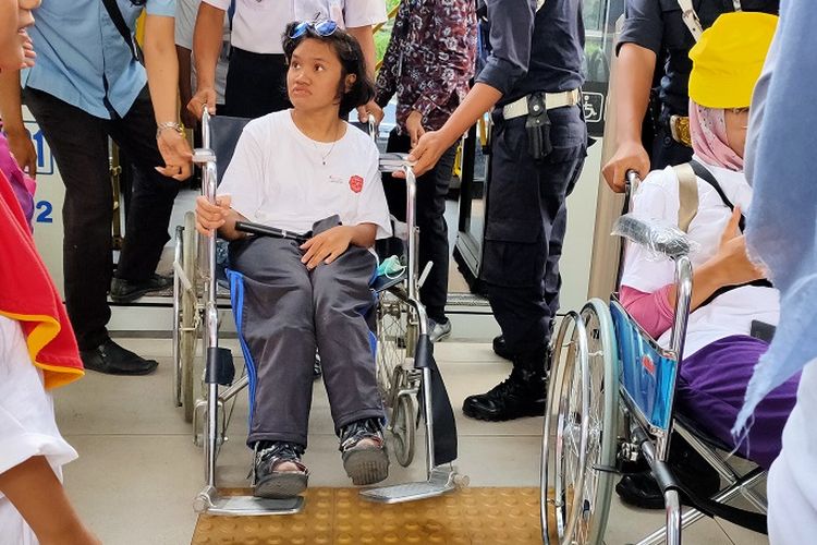 Maria (21), penyandang disabilitas, baru turun dari bus TransJakarta menuju moda transportasi lainnya yaitu MRT, Selasa (3/12/2019).