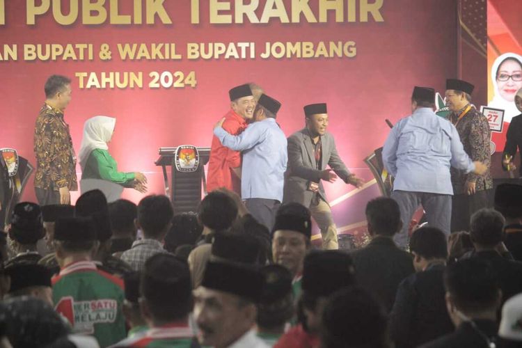 Kedua Paslon kontestan Pilkada Jombang 2024, saling bersalam dan berangkulan usai mengikuti debat terakhir yang digelar Komisi Pemilihan Umum (KPU) Kabupaten Jombang, Jawa Timur, Sabtu (16/11/2024) malam.