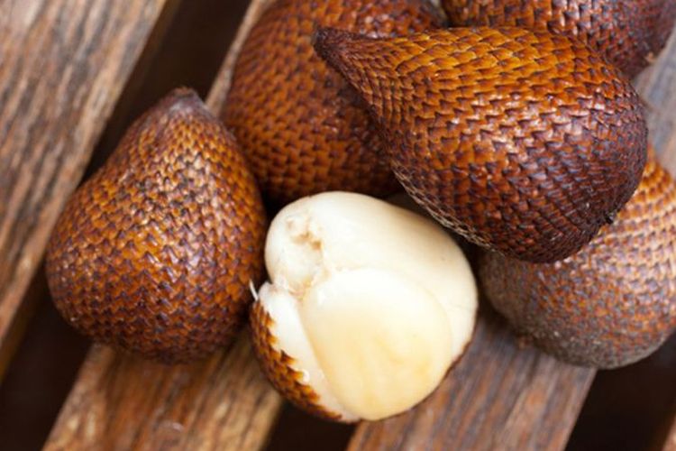 Salak contains fiber, vitamins, minerals, and antioxidants. It provides the benefits of zalacca including controlling body weight.