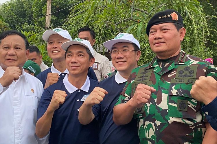 Menteri Pertahanan Prabowo Subianto dan Panglima TNI Laksamana Yudo Margono diajak selfie warga saat acara puncak penanaman mangrove di Taman Wisata Alam, Angke Kapuk, Jakarta Utara, Senin (15/5/2023).
